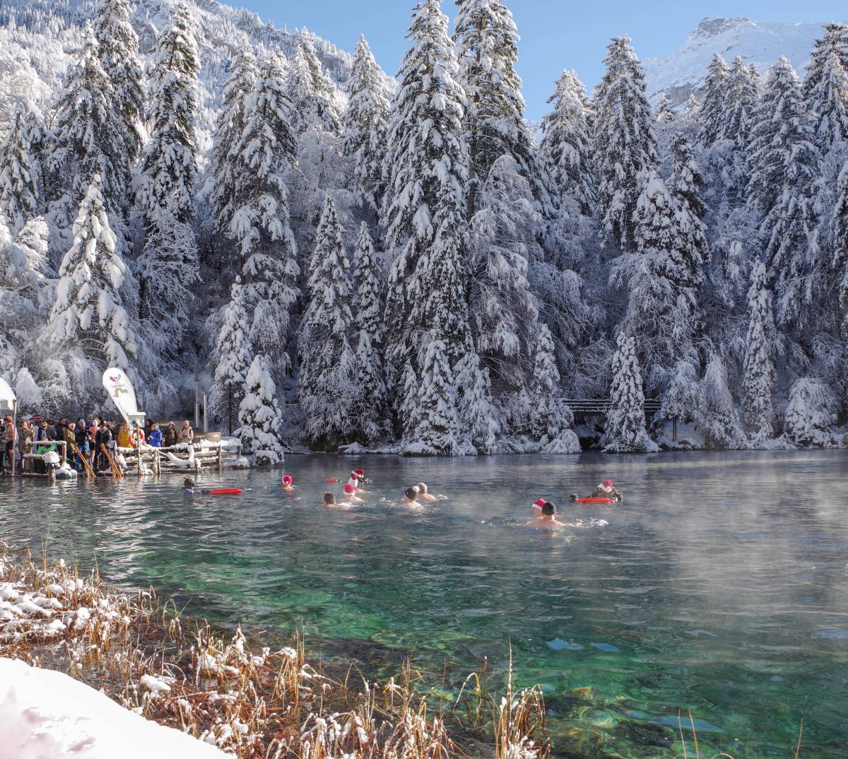 Eisschwimmen im Blausee in der Schweiz