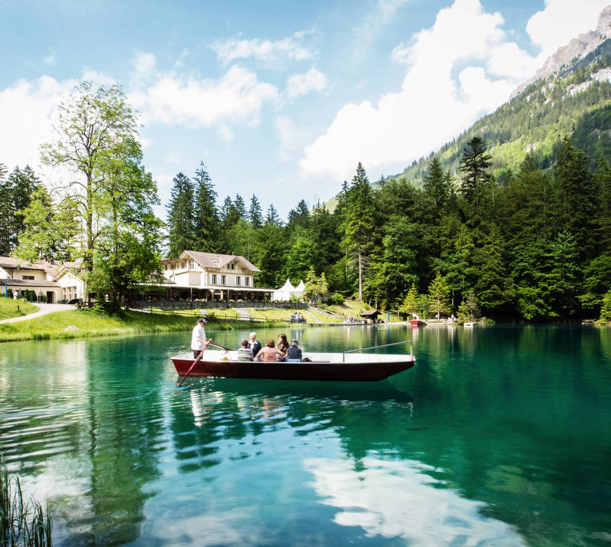 Bootsfahrt auf dem Blausee in der Schweiz